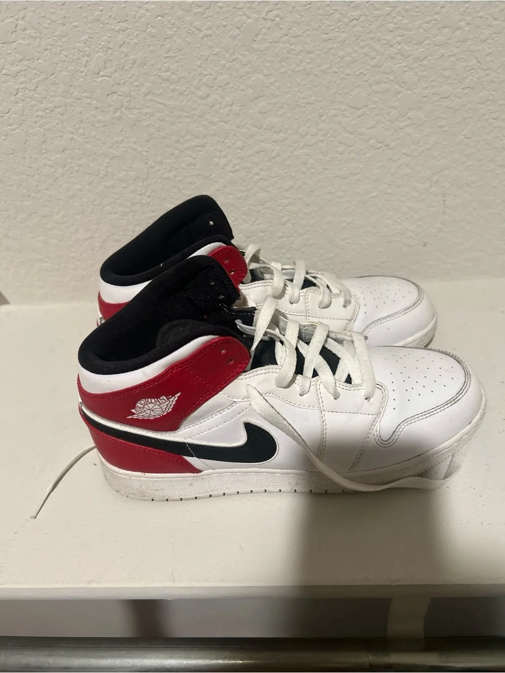Jordan 1 Mids Big Kids 6.5Y 8 in women’s